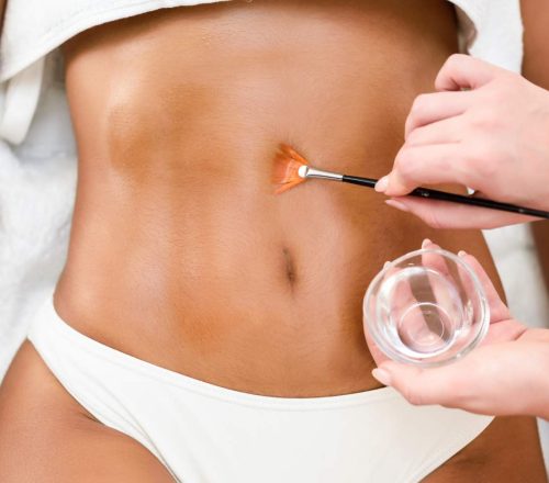 mujer-recibiendo-tratamiento-masaje-vientre-cepillo-aceite